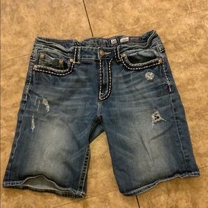 Knee length frayed shorts